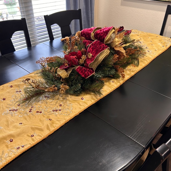 Table Runner, Gold Enhanced w/ Velvet Backing and Tassels - Picture 6 of 7